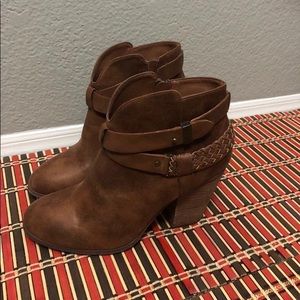 Woman winter boot (xoxo) size 8